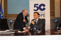 El rector conversa con César Lumbreras antes del inicio del programa