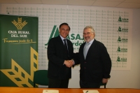 De izquierda a derecha, José Carlos Gómez Villamandos e Ignacio Fernández de Mesa, tras la firma del convenio