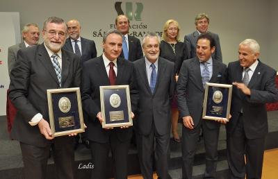 Los premiados junto con el presidente Griñán(en el centro) y el de la Academia de Ciencias Sociales ( primero por la dcha)