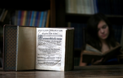 Antiguo texto de medicina escrito por Joseph Schmiden en 1675 