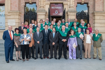 Miembros de la promoción y autoridades académicas  a la puerta del Rectorado