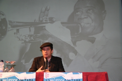El cantante Santiago Auserón recuerda a Louis Armstrong en La Música Contada