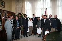 Alcaldes peruanos visitan al rector