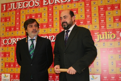 De izda. a dcha., Carlos González y Manuel Torres  posan ante los medios minutos antes de la firma del convenio