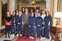 Foto de familia del rector, con integrantes del equipo de baloncesto femenino y responsables del deporte universitario en la UCO