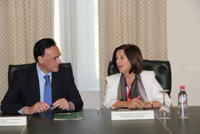 El rector, José Carlos Gómez Villamandos, y la consejera Sánchez Rubio  conversan minutos antes de la firma del acuerdo
