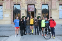 Ricardo Abad, de amarillo en el centro, con amigos y directivos de la UCO antes de comenzar la maratón