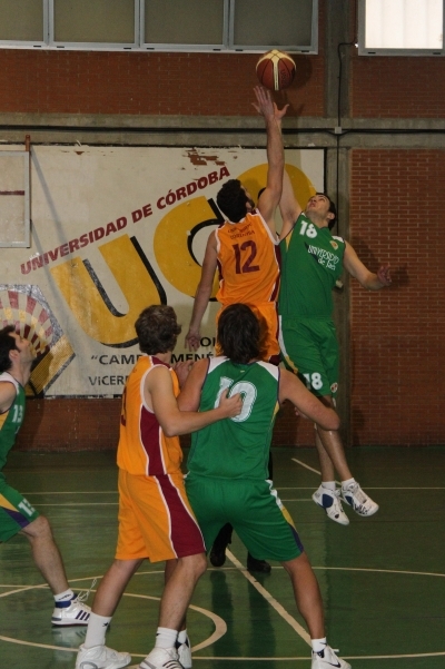 Un momento del encuentro del equipo masculino de baloncesto de la UCO contra Jaén