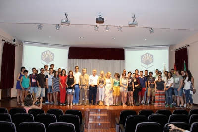 Foto de familia de los participantes en los cursos de Arqueología en el Ager Mellariensis-Alto Guadiato Arqueológico 