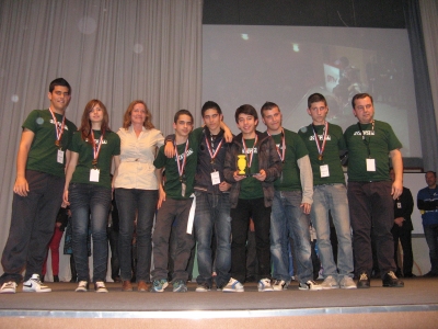 La presidenta del Consejo Social con varios de los alumnos premiados