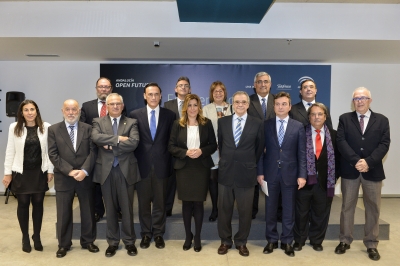 La presidenta Susana Díaz ( en el centro) con los rectores y otras autoridades de la Junta