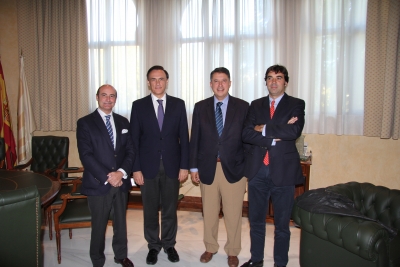  Rafael Blanco ( tercero por la izquierda) y miembros de su directiva  con el rector Jose Carlos Gómez ( segundo por la izq)