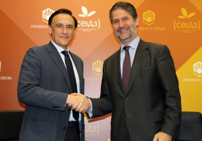 De izquierda a derecha, José Carlos Gómez Villamandos y Ángel María Cañadilla, tras la firma del acuerdo