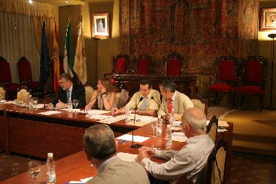 El Consejo Social de la UCO propone incrementar en el IPC el precio de las enseñanzas para el curso 2007- 08. Córdoba acogerá las jornadas que anualmene celebran a nivel nacional estos órganos colegiados.