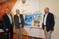 De izquierda a derecha, Fermín Cremades, José Matas y Manuel Torres, con los carteles anunciadores de las actividades deportivas para este curso