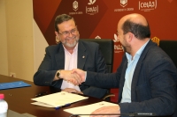 Francisco Gracia ( izq) y Manuel Torres rubrican la firma del convenio