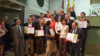 Foto de familia de los ganadores junto a la ministra de Agricultura, Alimentación y Medio Ambiente, Isabel García Tejerina (centro)