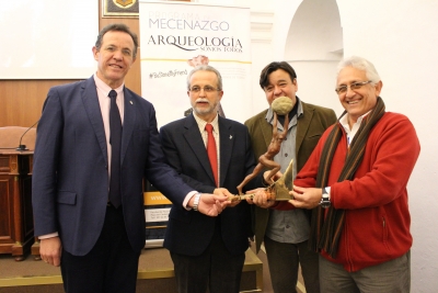 De izquierda a derecha, el catedrático Desiderio Vaquerizo; el decano de la Filosofía y Letras, Eulalio Fernández; el escultor José Manuel Belmonte y Manuel Castillejos, sujetan el premio Sísifo.