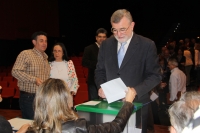 El rector, José Manuel Roldán, en el momento de ejercer su derecho al voto
