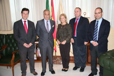 El embajador de Afganistán (el segundo por la izquierda) con los vicerrectores de la UCO Justo Castaño, Carmen Galán y Juan Antonio Caballero y el director de la ORI, Antonio Ruiz.