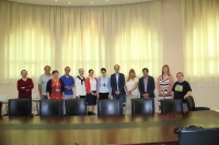 Foto de familia de la reunión celebrada en el Rectorado. En el centro, la vicerrectora de Relaciones Internacionales de la UCO, Nuria Magaldi y el director de la ORI, Antonio Raigón.