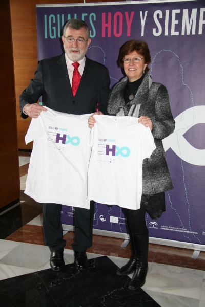 El rector José Manuel Roldán y la secretaria general de la UCO, Julia Angulo, han sido los primeros en posar en el photocall
