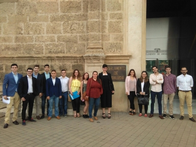 Integrantes del Laboratorio Jurídico a las puertas del Parlamento de Andalucía