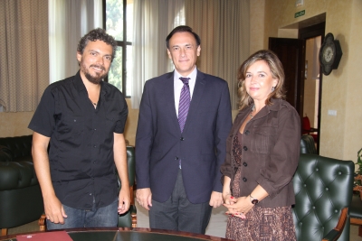 De izquierda a derecha, Paco Acedo, José Carlos Gómez Villamandos y Rosario Mérida, tras la firma del acuerdo.