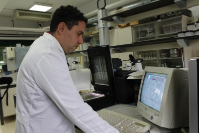 Manuel Olmo, investigador del Departamento de Botánica, Ecología y Fisología Vegetal de la UCO, analiza las raíces de una planta en un escáner