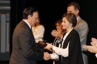 José Carlos Gómez Villamandos recibe el premio  de manos de los Reyes 