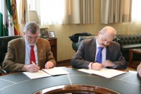 Jose Manuel Roldán (izq) y Gonzalo Rodríguez firman el convenio