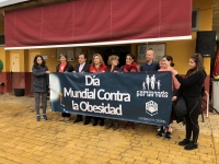 Autoridades y participantes posan con la pancarta que ha precedido la marcha contra la obesidad