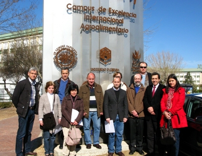 En la foto, el grupo de profesores de los Centros participantes de Córdoba y provincia junto al Coordinador de las jornadas y el Decano.