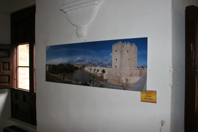La Calahorra y el puente romano en una de las fotos expuestas