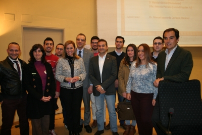 Los candidatos, junto a los alumnos que participaron en el debate y el decano de la Facultad, Manuel Izquierdo.