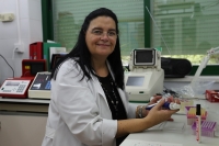 La investigadora Amparo Martínez durante su trabajo de laboratorio