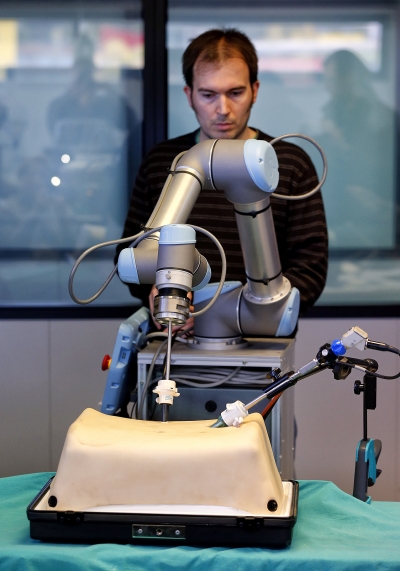 Ingenieros y cirujanos andaluces desarrollan el primer robot quirrgico espaol con visin 3D