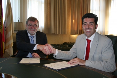 El rector y el gerente de INGESA estrechan sus manos tras la firma del acuerdo