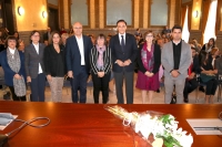 En el centro, el rector de la Universidad de Córdoba y la profesora Mercedes Osuna (viuda de Luis Rodríguez), junto con las autoridades asistentes al acto de homenaje.