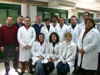 En la foto, Gregorio Ortiz (tercero por la izquierda) acompañado de investigadores del grupo FQM 228 en el laboratorio, área de  Química Inorgánica de la Facultad de Ciencias.