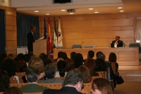 Imagen de archivo de la inauguración en el Campus de Rabanales del primer curso de la Cátedra Elio Berhanyer. En la imagen, Antonio Gala y el diseñador Berhanyer.
