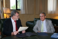 Jose Manuel Roldán (izq) y Santiago Perry intercambian impresiones tras la firma del convenio