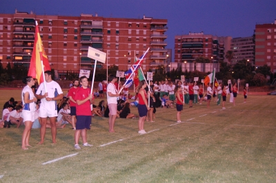 Los equipos formados en el campo de juego antes del desfile inaugural