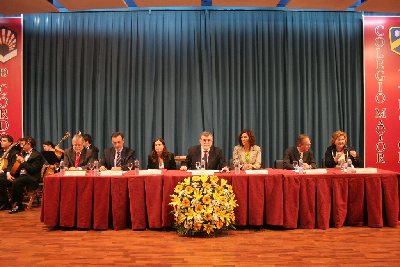 94 personas reciben sus diplomas en el acto de clausura de curso de la Ctedra Intergeneracional en Crdoba.