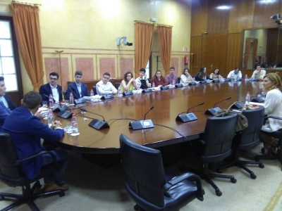Un momento de la reunión mantenida en el Parlamento de Andalucía entre el alumnado del Laboratorio Jurídico sobre Desahucios de la UCO, el presidente Durán y representantes de todos los grupos parlamentarios el pasado mes de mayo