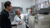 Felipa Bautista en el laboratorio junto a Rafael Carlos Estévez, coautor del trabajo