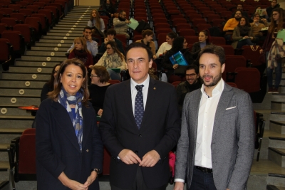 De izqda. a dcha., Rosario Moyano, José Carlos Gómez Villamandos y Manuel Hidalgo