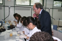 El ministro Gabilondo con alumnas del módulo de germinación de semillas.