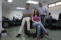 Los investigadores José Raúl Romero (izquierda), Aurora Ramírez y Sebastián Ventura, en la sala de trabajo del grupo KDIS, de la Universidad de Córdoba.