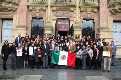 Lo docentes mexicanos, junto con el rector, a la puerta del Rectorado